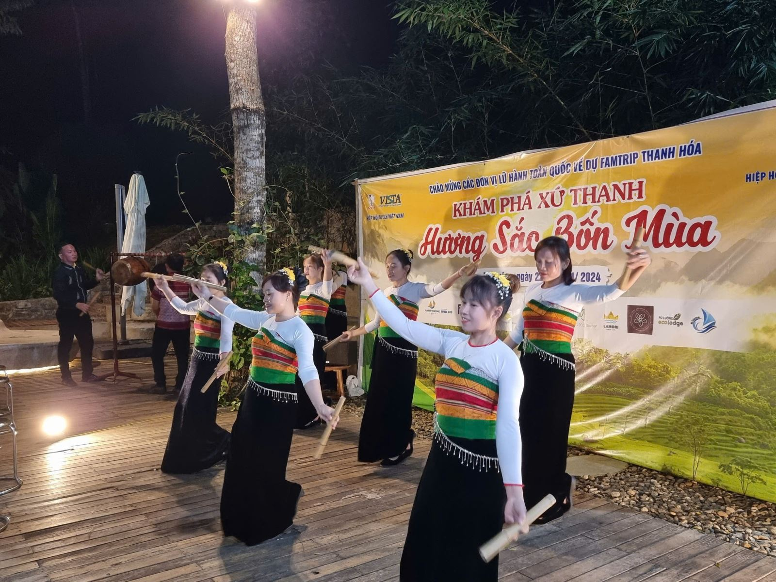 Không khí đêm ấm cúng với những điệu múa truyền thống đặc sắc
