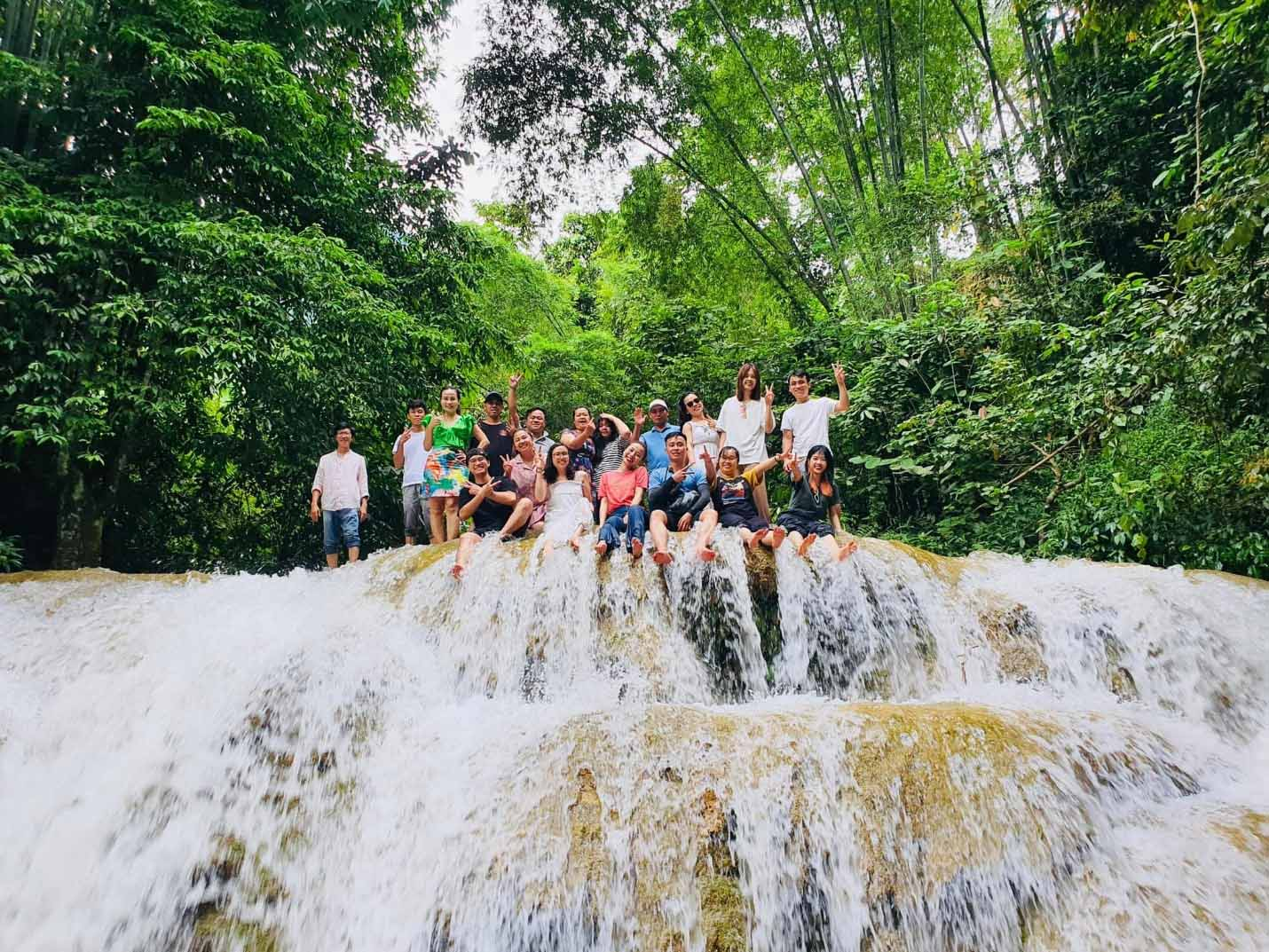 Không khí sôi động tại Thác Hiêu, điểm đến nổi tiếng ở Pù Luông