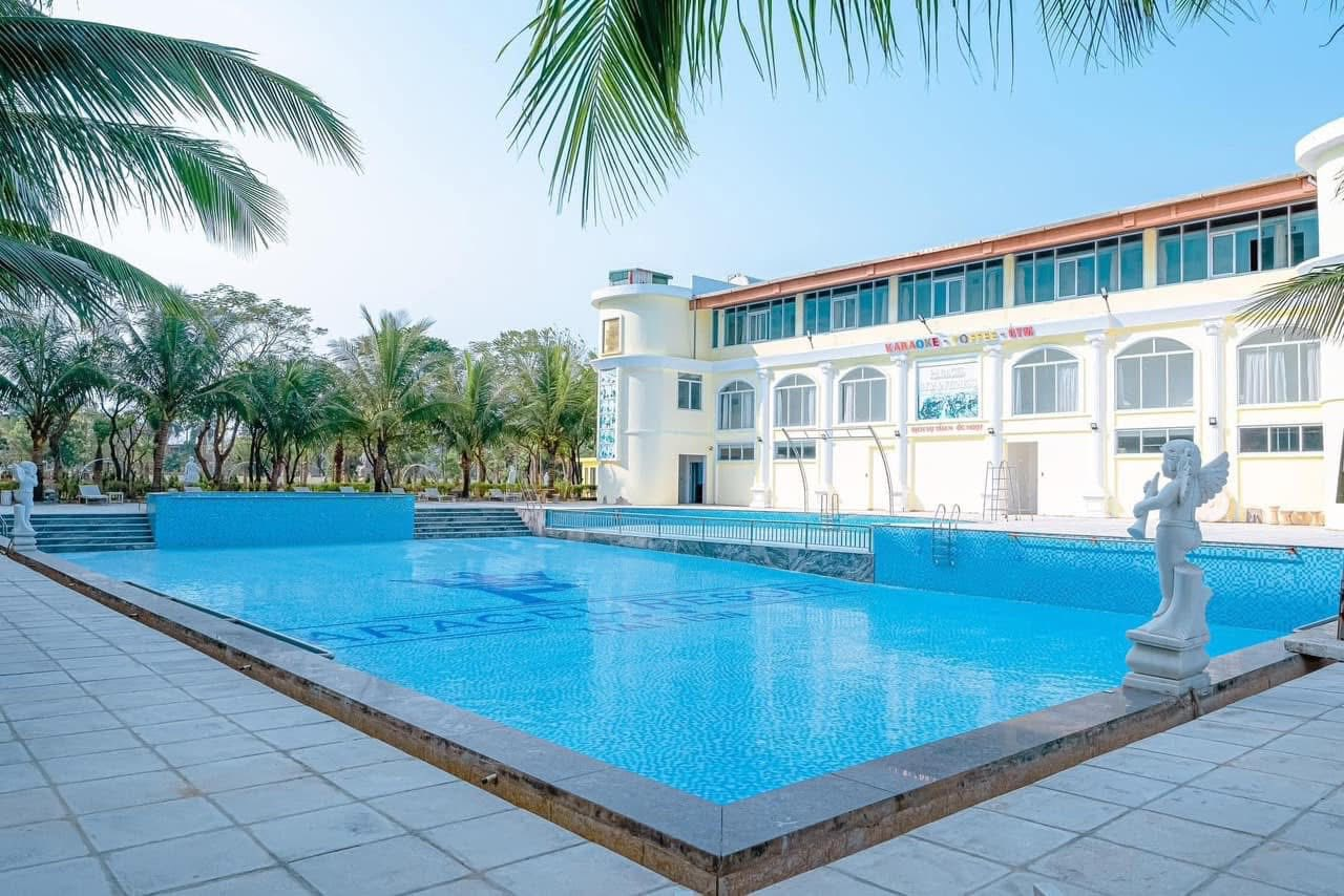 Không gian hồ bơi xanh mát ở Paracel Resort Hải Tiến