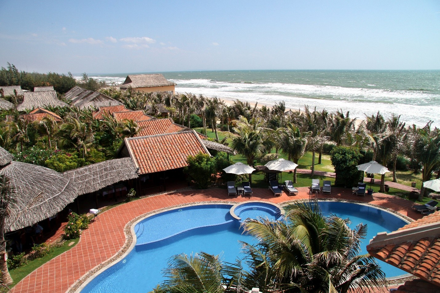 Vạn Chài Resort Sầm Sơn – Resort ven biển yên bình, hồ bơi đẹp, không gian làng chài truyền thống.