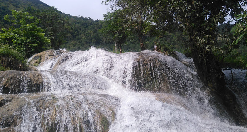 Thác Hiêu Pù Luông với dòng nước trắng xóa giữa núi rừng nguyên sinh