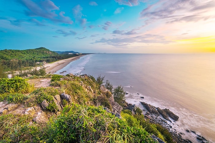 Vẻ đẹp hoang sơ của biển Hải Hòa nhìn từ vách đá ven bờ