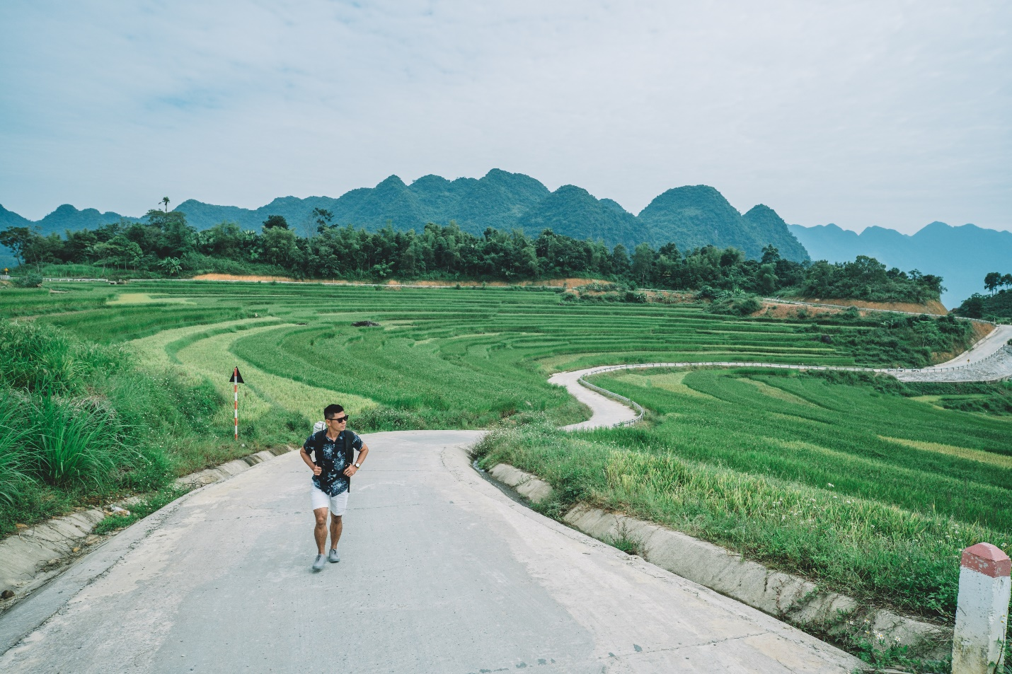 Con đường uốn lượn dẫn vào bản Kho Mường, giữa ruộng bậc thang xanh mát và núi rừng yên bình