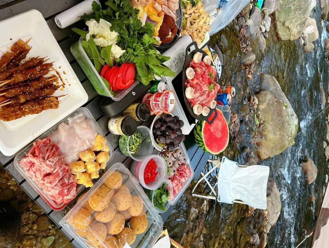 Vừa picnic, vừa tận hưởng không khí rừng núi bên thác.