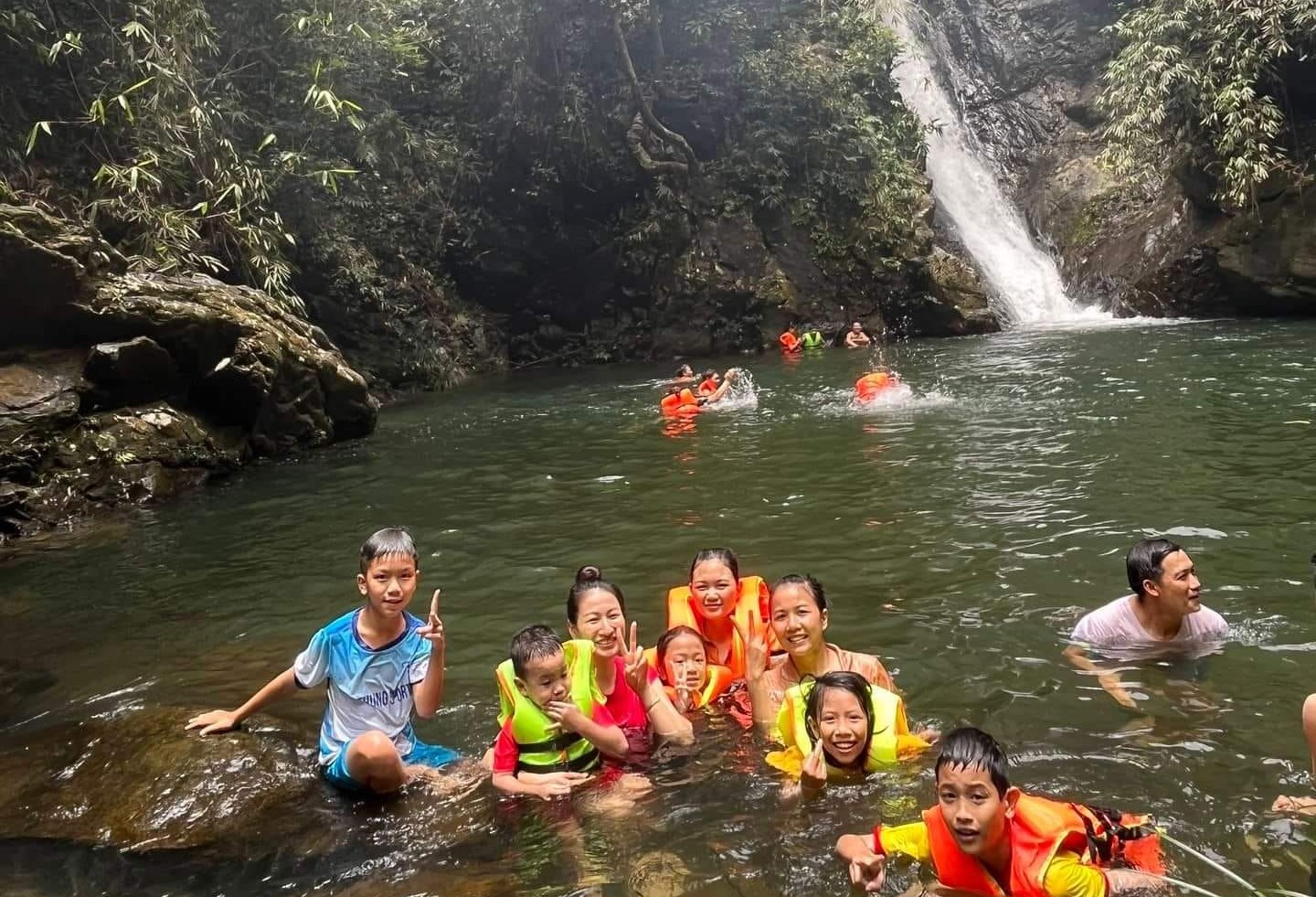 Trải nghiệm tắm thác tại thác Kênh Mằng nên chuẩn bị áo phao để vui chơi an toàn dưới thác
