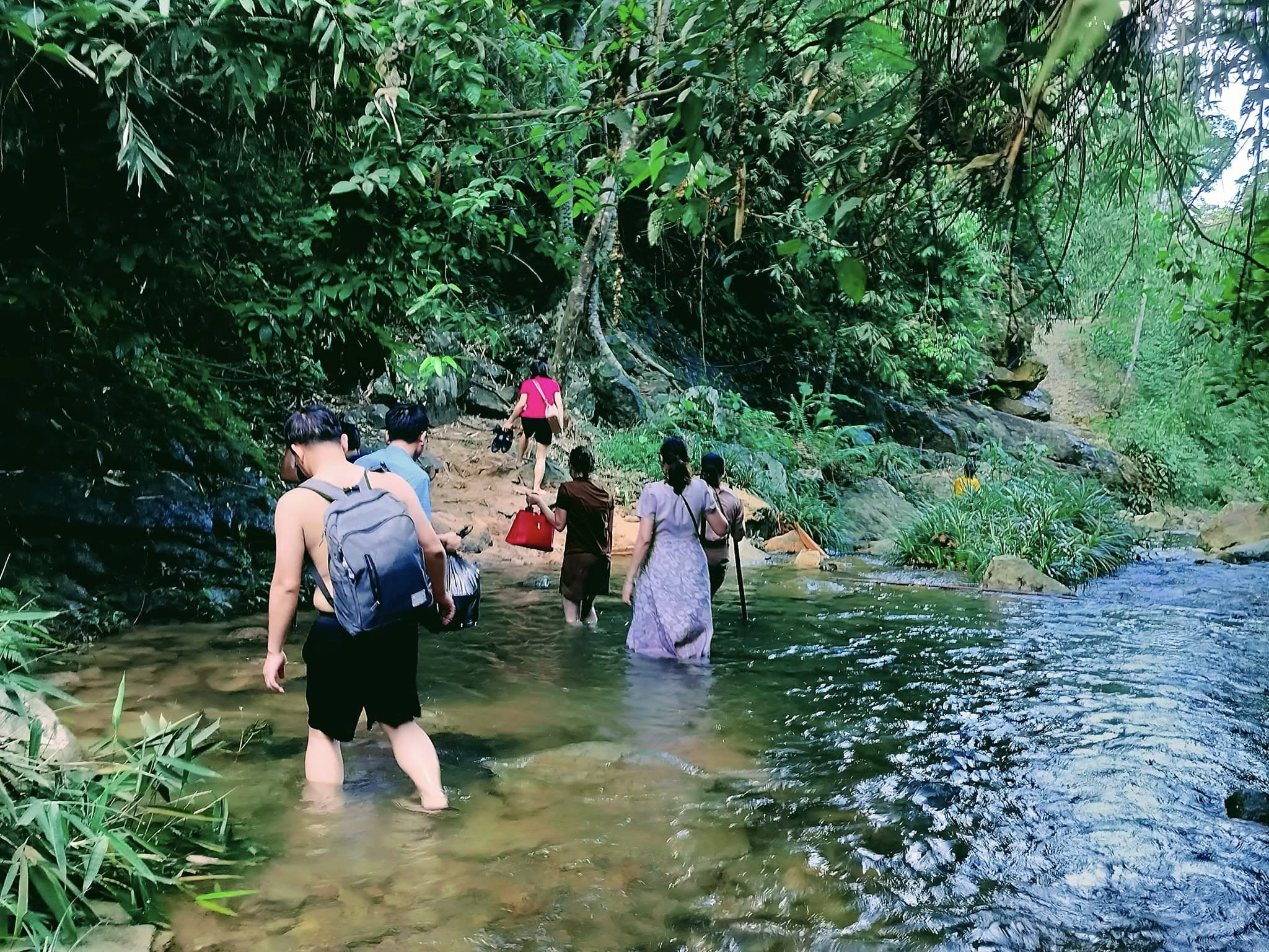 Khi trekking qua thác cần lưu ý một số đoạn suối nước sâu khi di chuyển