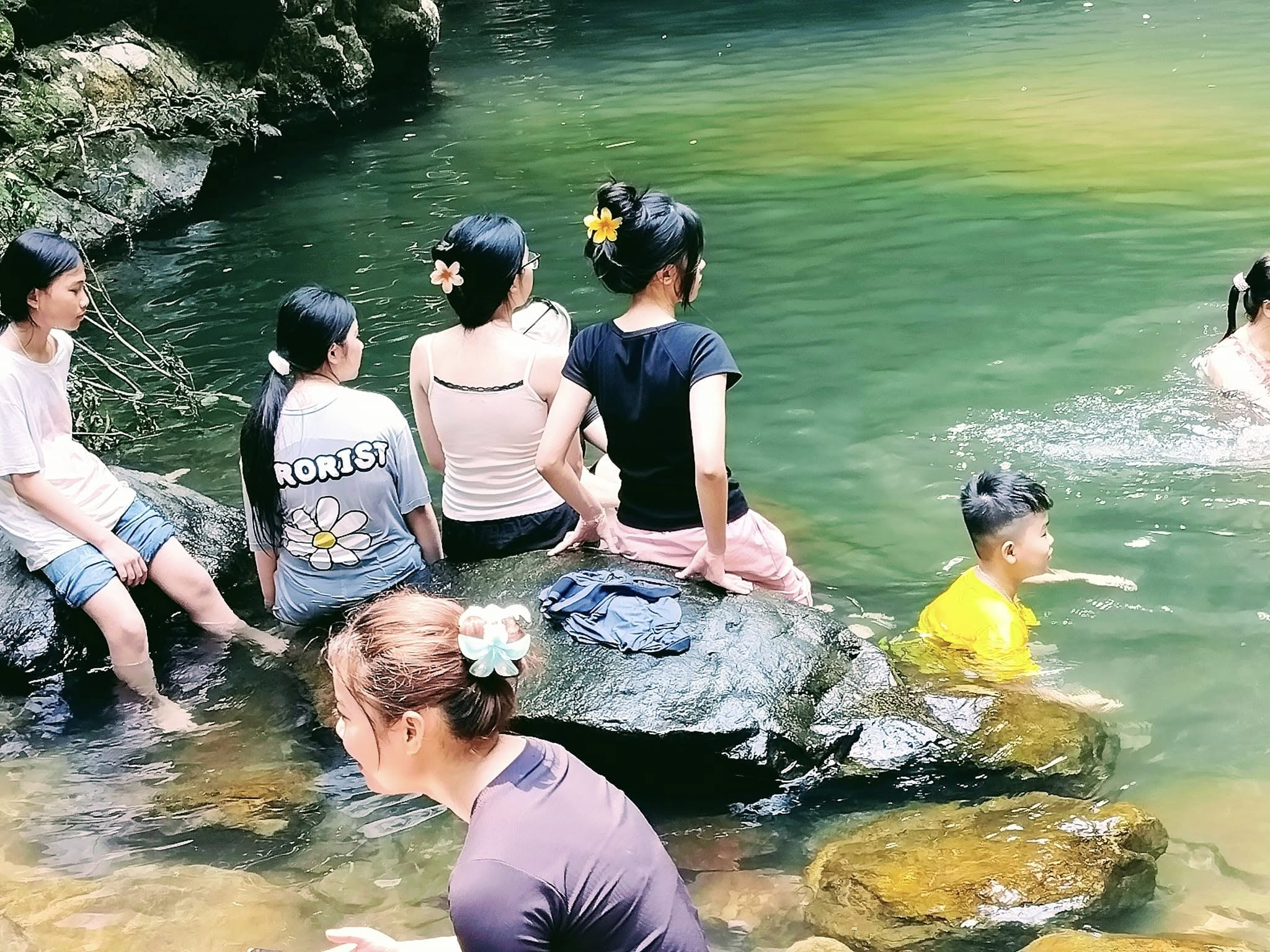 Thoải mái đắm mình trong làn nước mát lạnh của thác