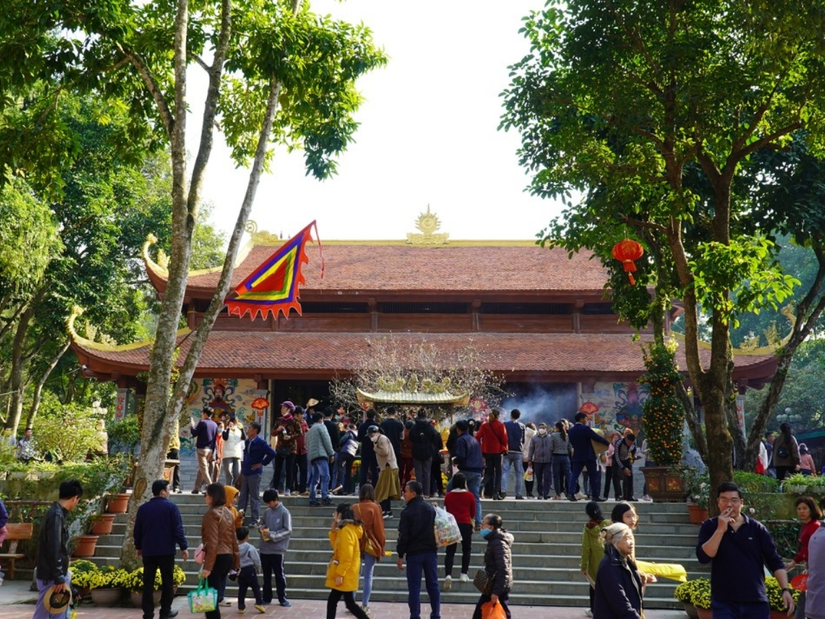 Du khách tới tham quan và chiêm bái tại đền Phủ Na