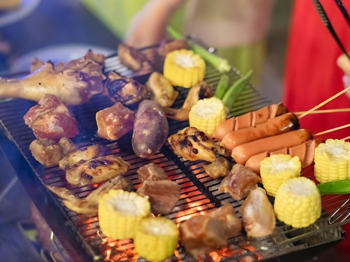Nướng đồ ăn và cùng nhau quây quần thưởng thức