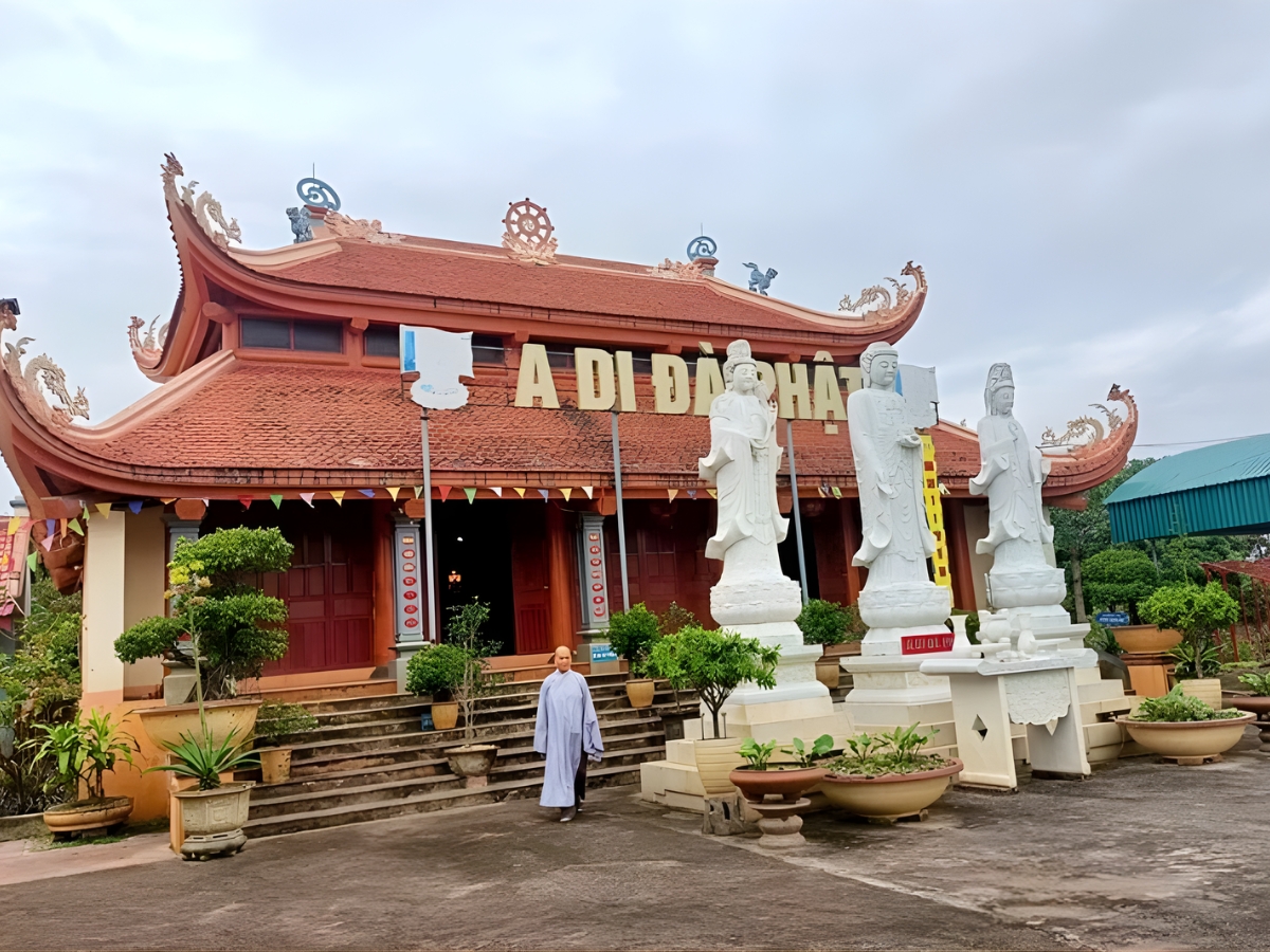 Tham quan và chiêm bái tại chùa Thái Bình nằm dưới chân núi.