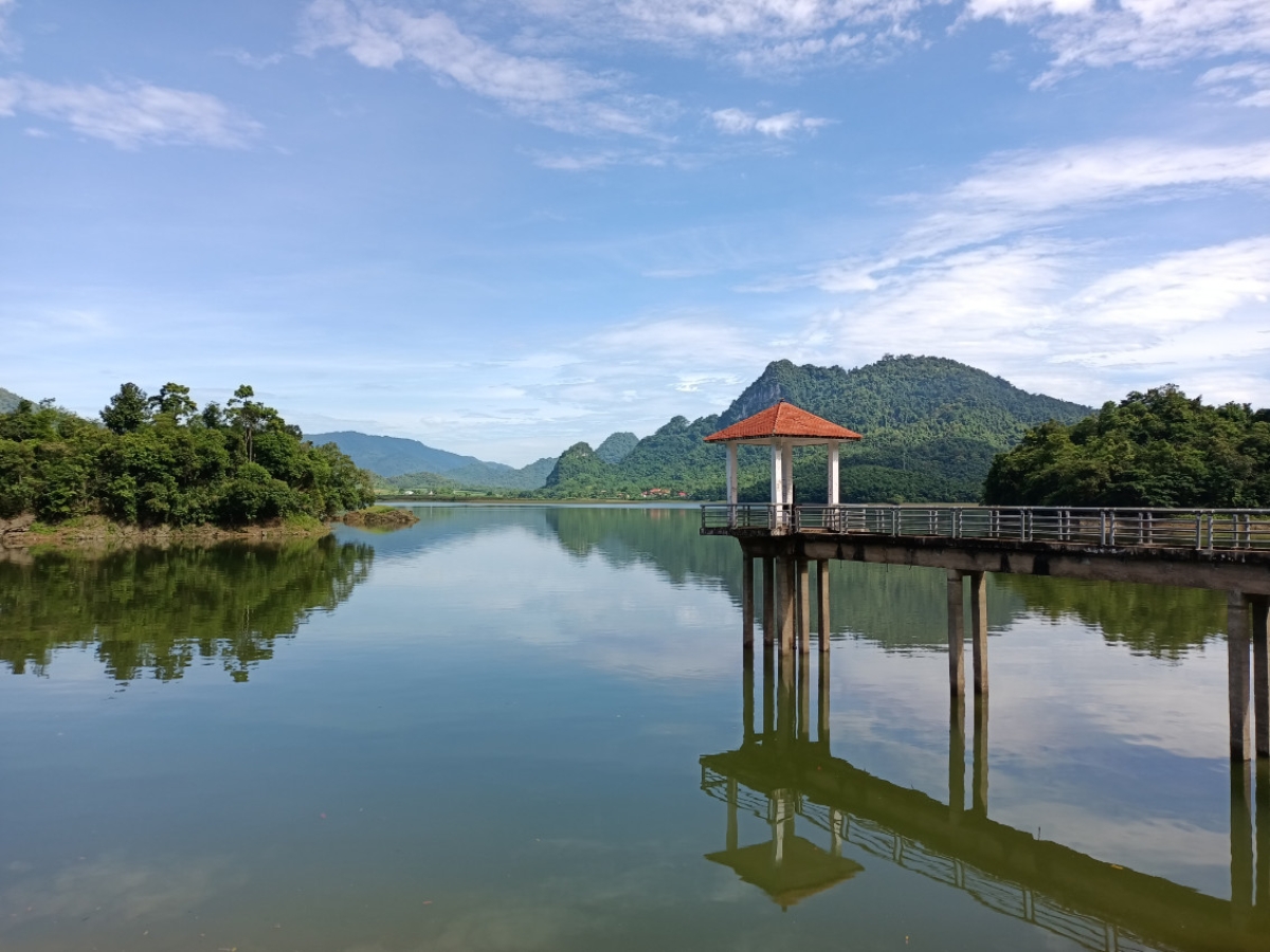 Hồ Duồng Cốc được ví như “Vịnh Hạ Long thu nhỏ” giữa lòng xứ Thanh
