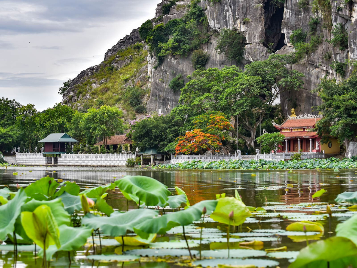 Suối Ấu Vĩnh An nổi bật với cảnh quan thiên nhiên nên thơ và trữ tình