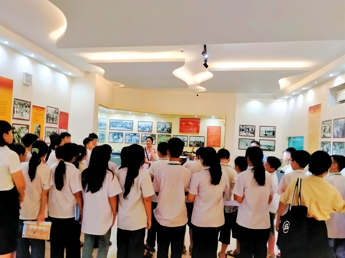 Nhóm du khách tham quan, tìm hiểu lịch sử, văn hóa xứ Thanh