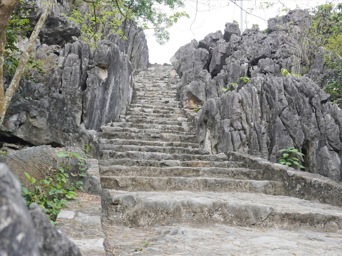 Du khách leo núi khám phá hang động và cảnh quan xung quanh.