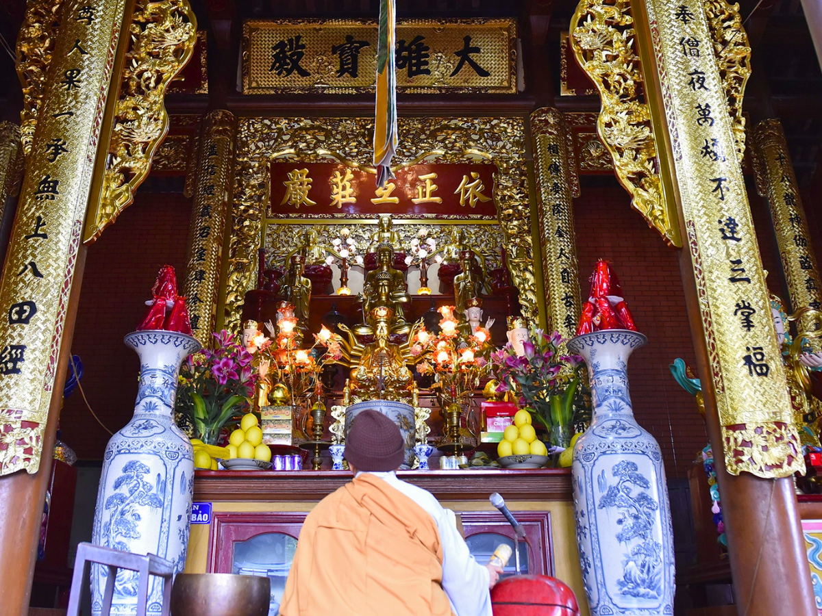 Không gian thờ tự bên trong chùa Long Cảm