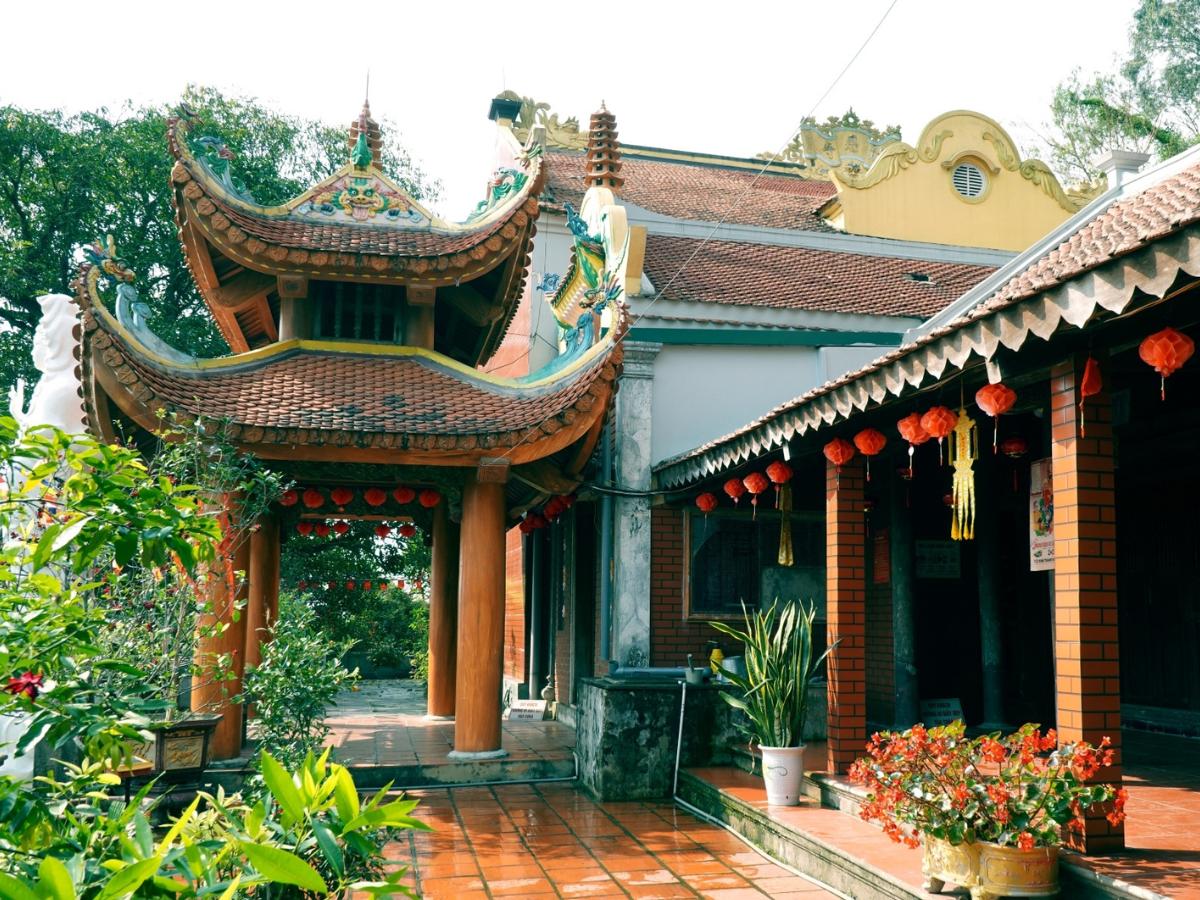 Chùa Long Cảm nằm trên sườn phía nam núi Ốc Sơn, thuộc xã Hà Trung, tỉnh Thanh Hóa