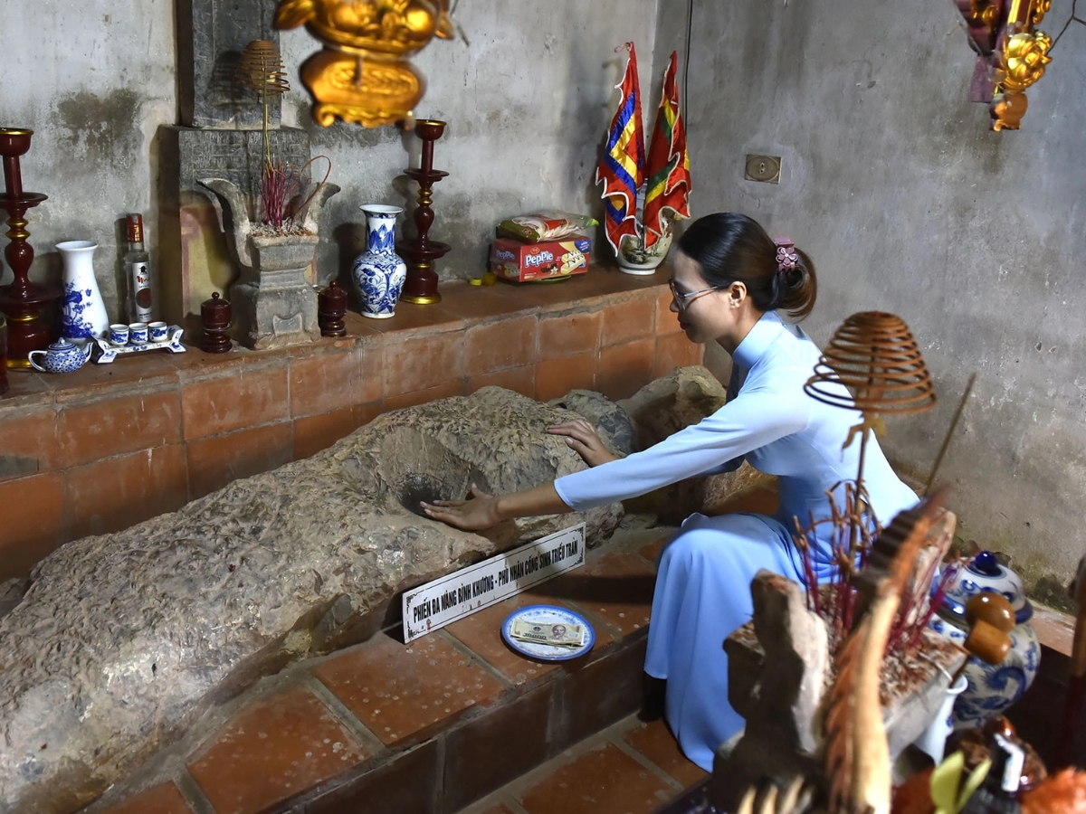 Phiến đá được cho là dấu tích nơi nàng Bình Khương từng tự tử để kêu oan cho chồng