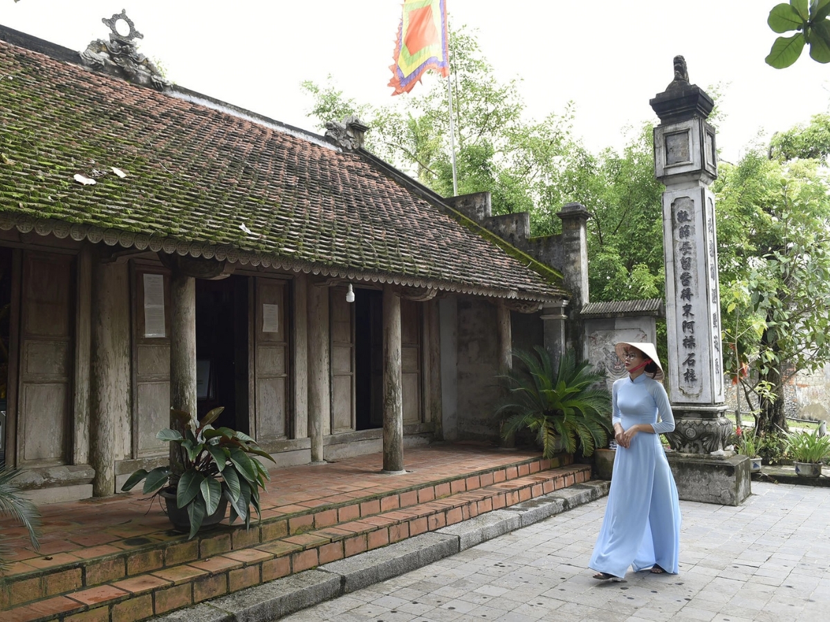 Đền thờ nàng Bình Khương tọa lạc ở phía Đông khu di sản Thành Nhà Hồ