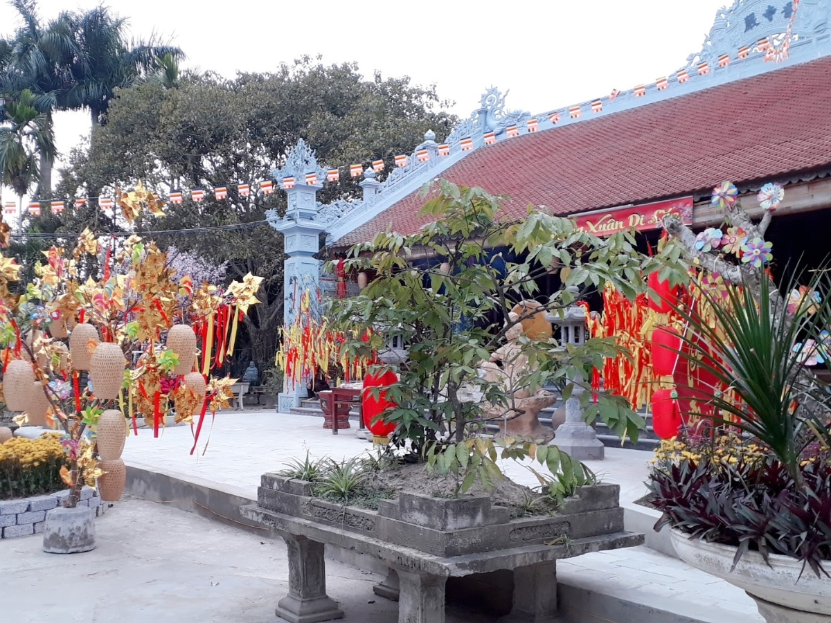 Tham quan và chiêm bái tại chùa Hương Nghiêm
