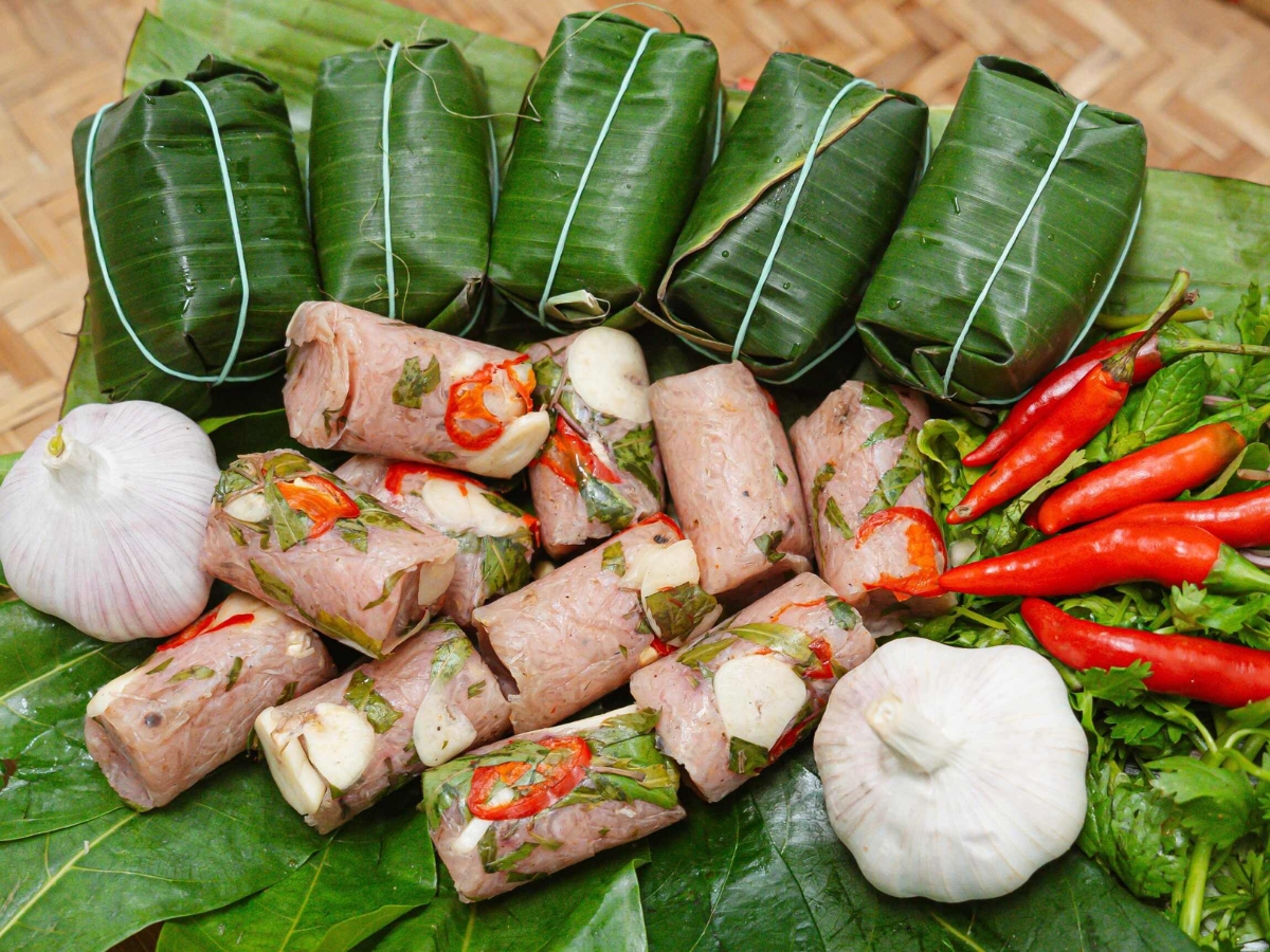 Thưởng thức nem chua Thanh Hóa với hương vị đặc trưng.