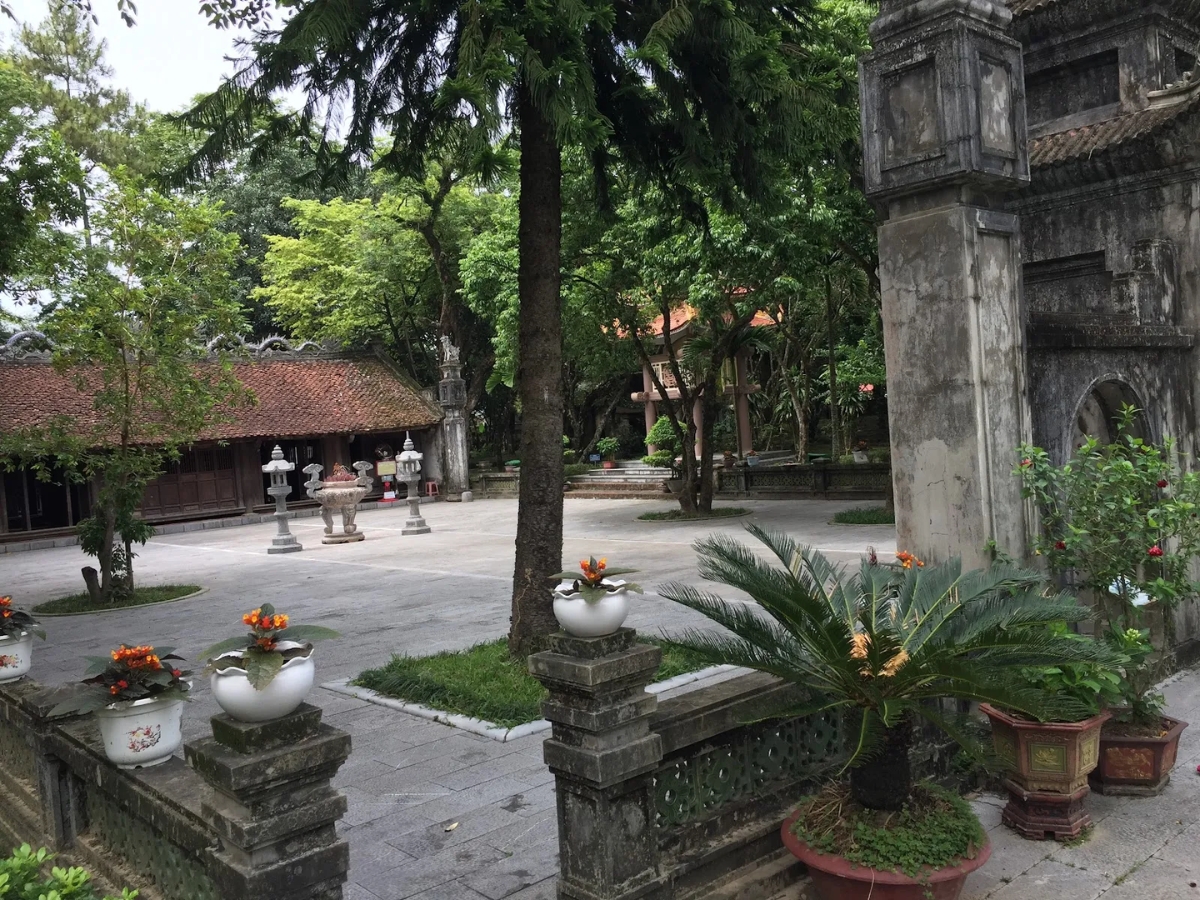 Vãn cảnh và chiêm bái tại đền thờ Lê Lợi