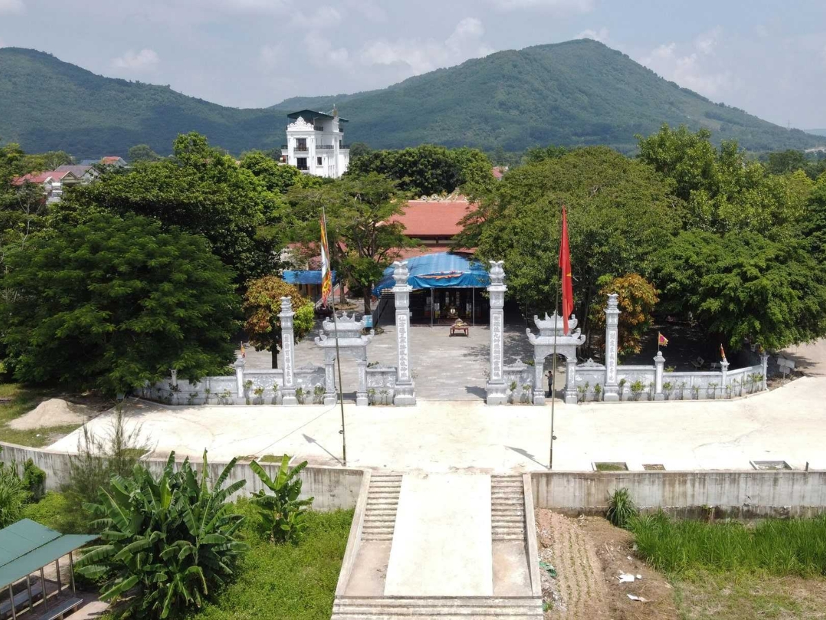 Vãn cảnh và chiêm bái tại đền Cô Bơ