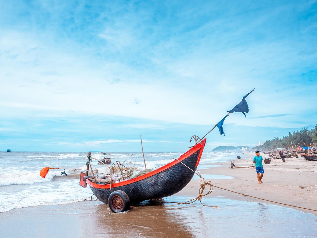 Bãi biển Quảng Nham là điểm đến lý tưởng để cảm nhận đời sống của ngư dân làng chài ven biển