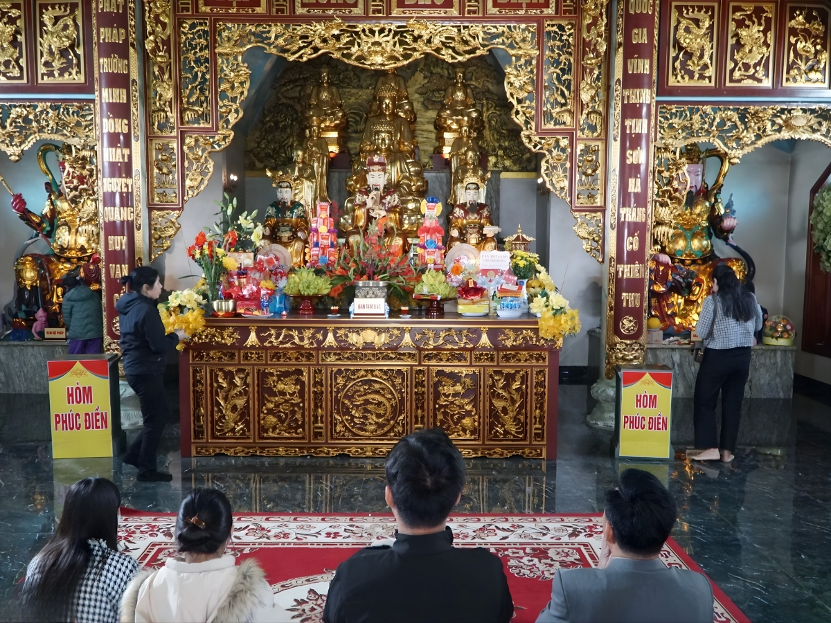 Người dân và du khách đến dâng hương, chiêm bái tại chùa Bụt