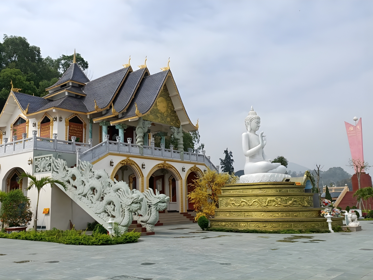 Chùa Bụt Hải Tiến nằm tại xã Hoằng Tiến, tỉnh Thanh Hóa