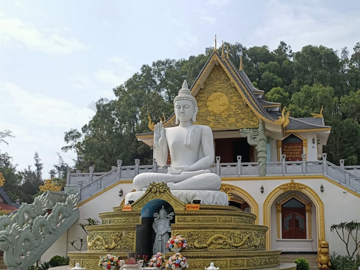Tượng Phật được đặt tại chính diện của chùa Bụt