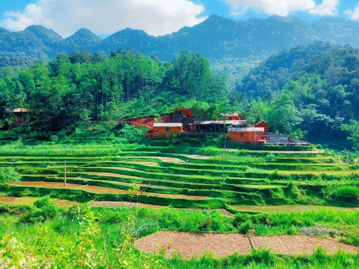 Bản Báng nằm trong vùng đệm của Khu Bảo tồn thiên nhiên Pù Luông, tỉnh Thanh Hóa.