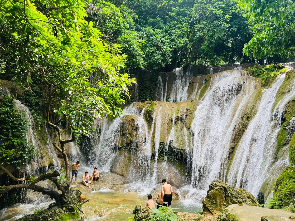 Vui chơi và tận hưởng làn nước mát lành tại Thác Voi Thanh Hóa