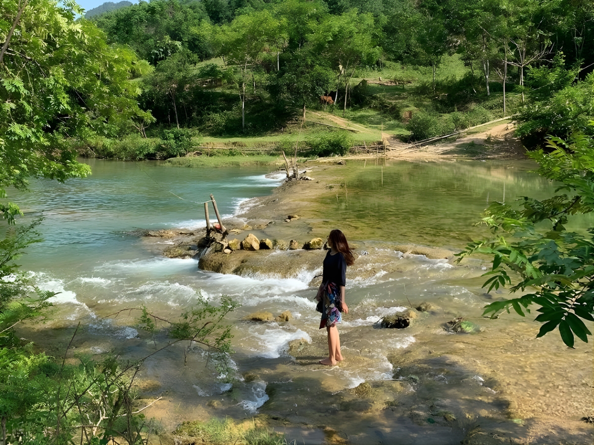 Vui chơi và tận hưởng làn nước suối trong veo, mát rượi