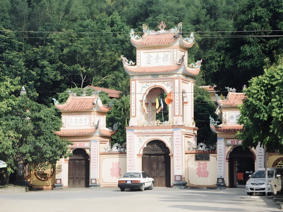 Chùa Giáng nằm trên địa phận làng Giáng, xã Vĩnh Lộc, tỉnh Thanh Hóa