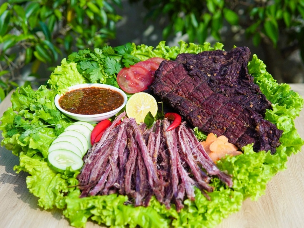 Thịt trâu gác bếp là một trong những món ăn truyền thống đặc sắc, không thể bỏ qua khi nhắc tới đặc sản Mường Lát