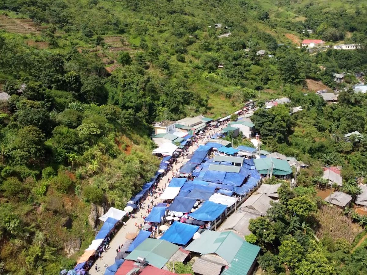 Chợ phiên Nhi Sơn là địa chỉ được nhiều người tin tưởng, nơi tập trung các sản vật rừng nguyên bản do chính tay người dân làm ra