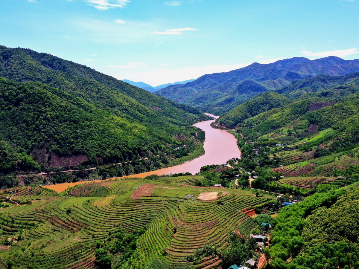 Du khách có thể thư thả dạo bộ trên đường mòn uốn lượn cạnh ruộng bậc thang, ngắm nhìn các dải lúa cong mềm theo sườn núi.