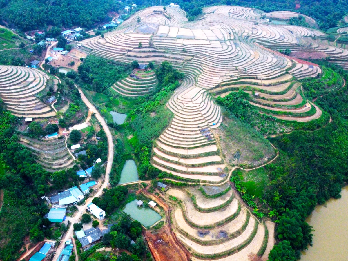 Ruộng bậc thang Pom Khuông nằm tại xã Tam Chung, tỉnh Thanh Hóa, tọa lạc bên dòng sông Mã yên bình chảy về miền xuôi.