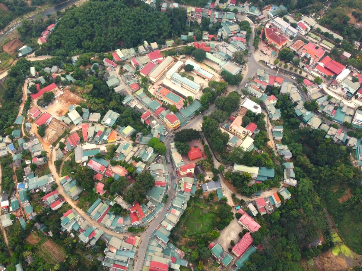 Những bản làng của người Thái tại Mường Lát Thanh Hóa vẫn giữ được nét nguyên sơ, ẩn mình giữa màu xanh cây cối. 