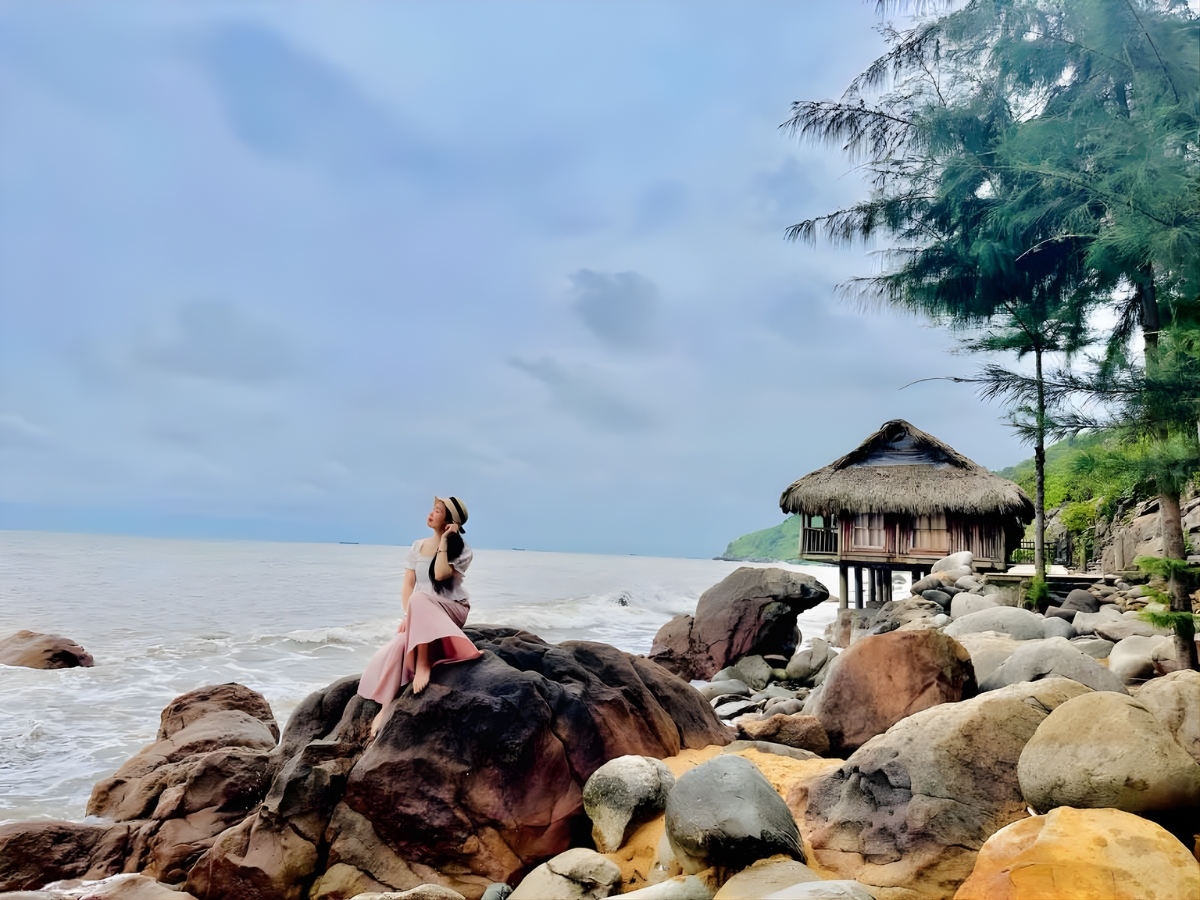 Du khách check-in trên những mỏm đá hướng ra biển