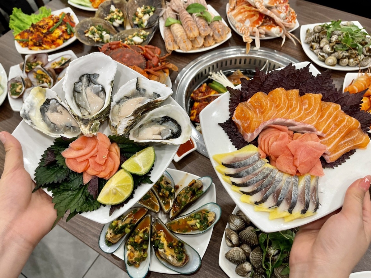 Thưởng thức các món ăn hải sản tươi ngon, được chế biến hấp dẫn