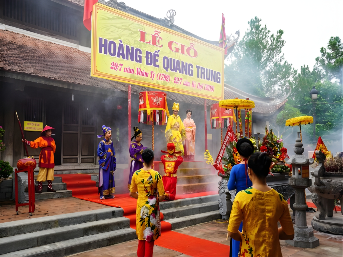 Hòa mình vào không khí lễ hội tại đền Quang Trung