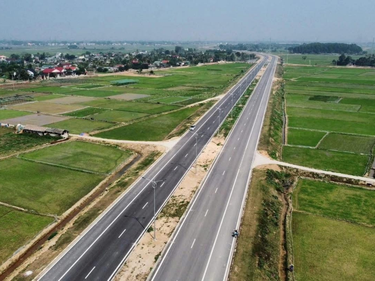 Khung cảnh thiên nhiên xanh mát dọc hai bên đường Vạn Thiện - Bến En