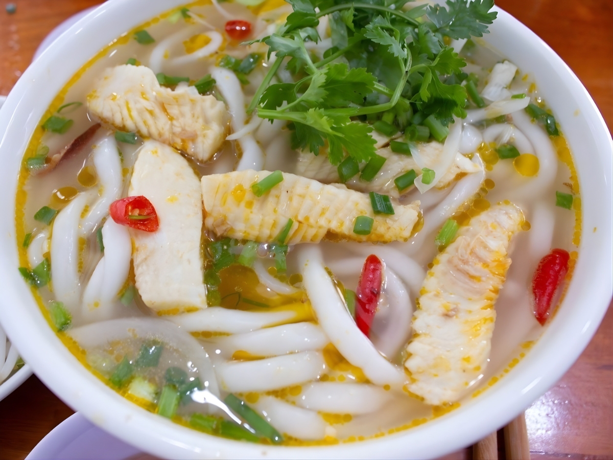 Tô cháo canh cá lóc nóng hổi thơm ngon, lạ miện