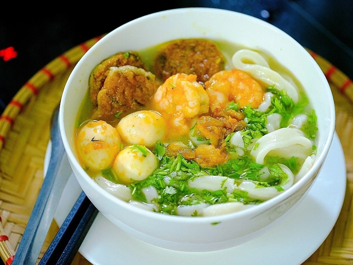 Tô cháo canh thơm ngon với nước dùng ngọt thanh pha chút chua dịu cùng đa dạng topping hấp dẫn
