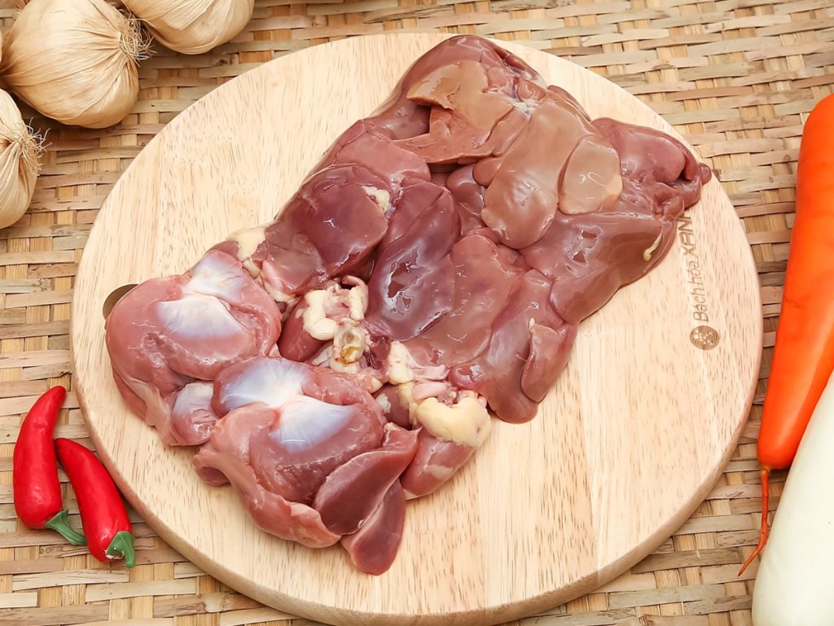 Canh lá đắng thường được nấu cùng lòng gà