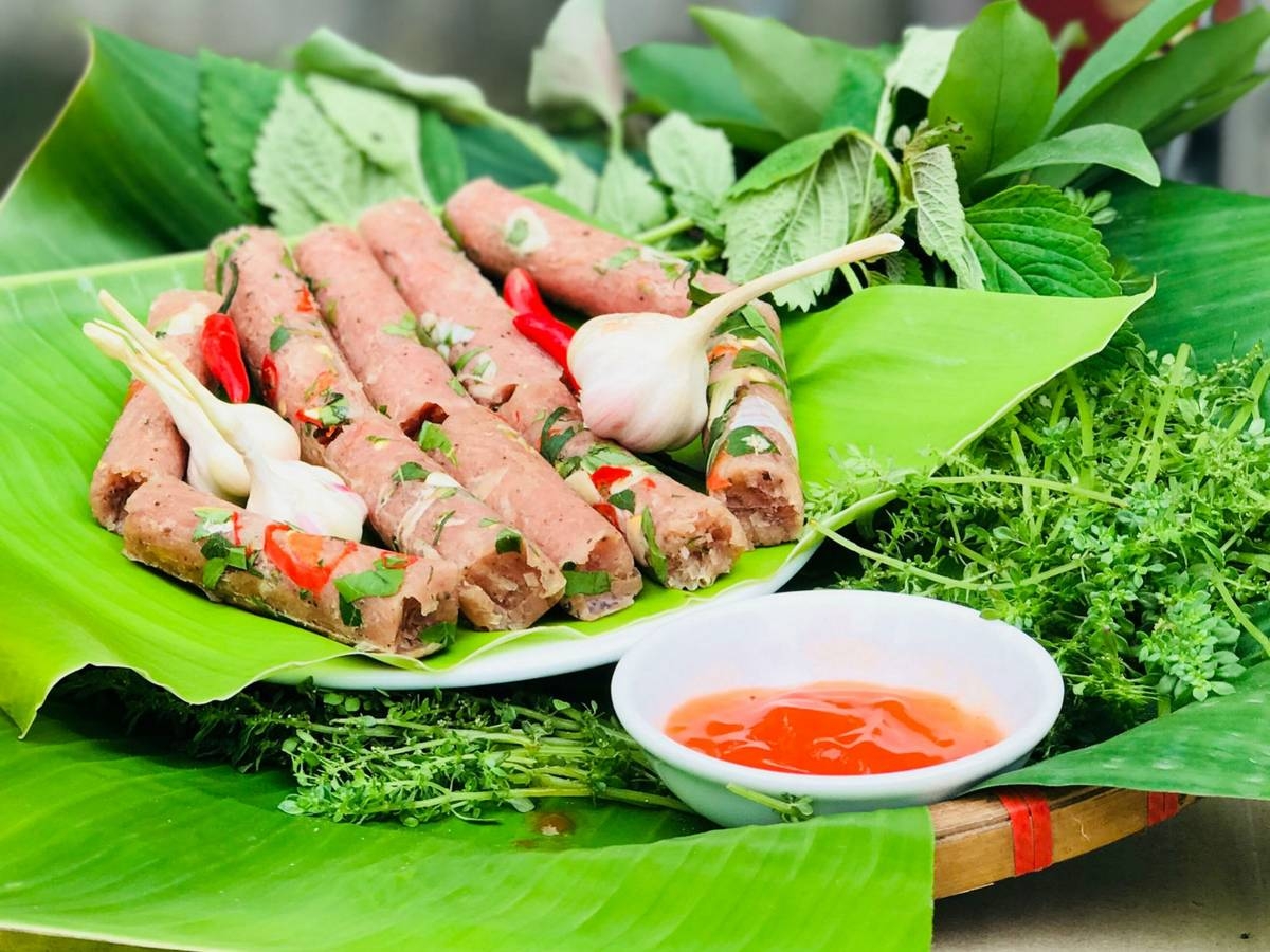 Nhiều du khách lựa chọn mua nem chua Thanh Hóa về làm quà sau chuyến đi