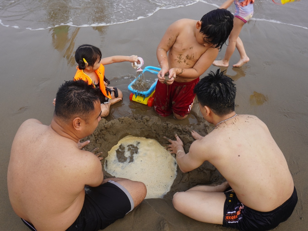Cả gia đình tắm biển và vui chơi cùng nhau