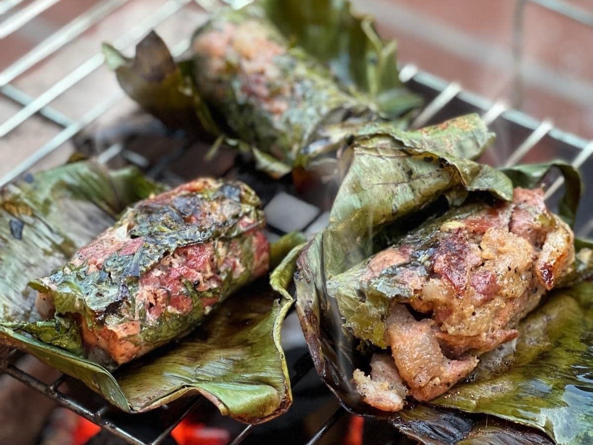 Nướng nem trên lửa cho dậy mùi thơm nồng.
