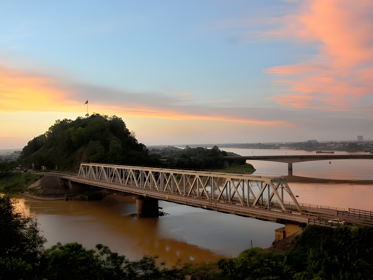 Hoàng hôn buông xuống tạo nên khung cảnh nên thơ tại cầu Hàm Rồng.